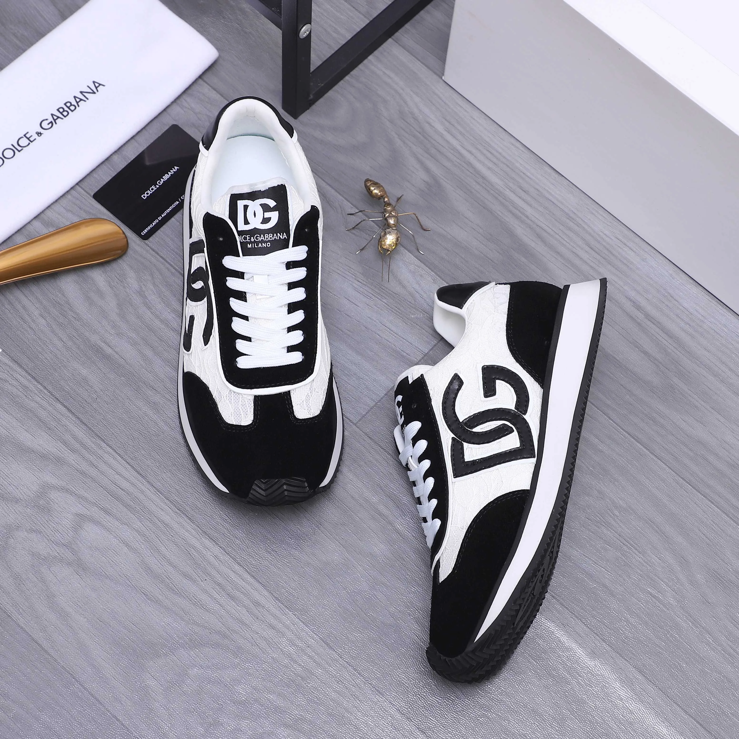 Men's shoes 💰460 Product trademark: DG (Dolce & Gabbana) casual shoes for couples. Regular size: 35-46 (45.46 is custom-made and non-refundable) Product materials: Selected frosted cowhide stitching breathable woven upper, mesh lining, cowhide insole, original outsole